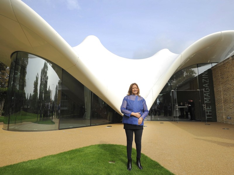 Die irakisch-britische Stararchitektin Zaha Hadid ist am 31. März völlig überraschend gestorben. Sie erlag in Miami (USA) im Alter von 65 Jahren einem Herzinfarkt. Hadid zählte zu den weltweit erfolgreichsten Architekten – wegen der fließenden Formen ihrer Gebäude wurde sie auch „Königin der Kurven“ genannt. 