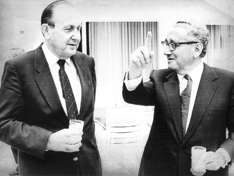 Weggefährten: Genscher mit dem damaligen US-Außenminister Henry Kissinger (re.) im Gästehaus des Auswärtigen Amtes 1985 und ...
