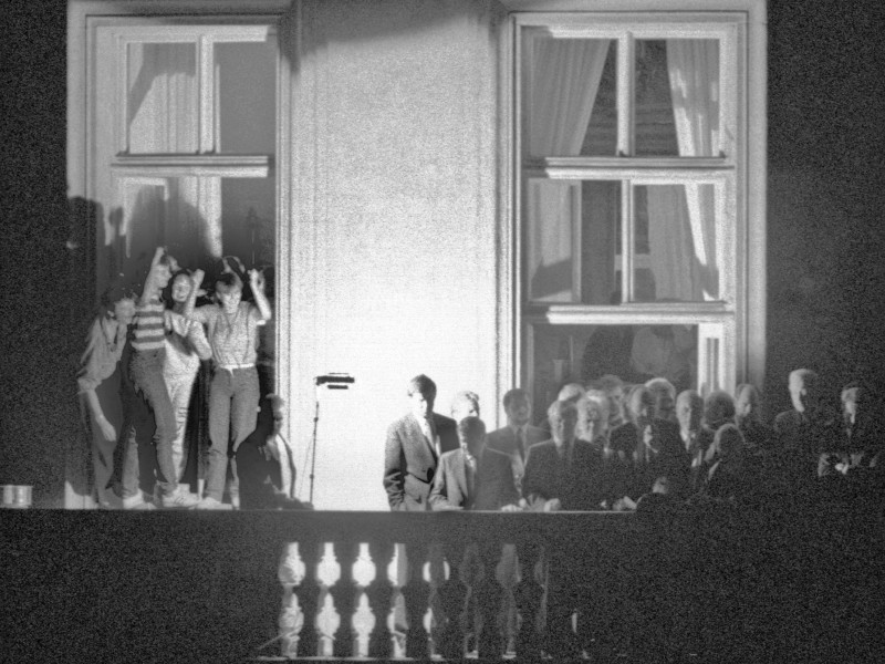 Genscher ist vielen Deutschen im Gedächtnis geblieben, als er 1989 in der Botschaft in Prag den DDR-Flüchtlingen die Nachricht von der Möglichkeit der Ausreise überbrachte. Auf dem Foto steht Genscher (unter dem Fensterkreuz rechts) mit anderen Politikern auf dem Balkon der bundesdeutschen Botschaft in Prag.