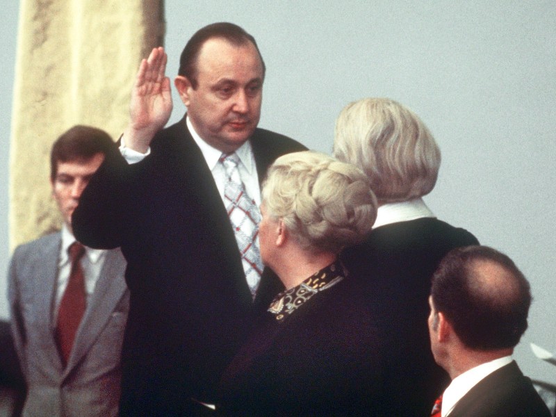 Am 17. Mai 1974 wird Genscher im Bonner Bundestag von Bundestagspräsidentin Annemarie Renger zum Bundesaußenminister vereidigt. Nach dem Rücktritt Willy Brandts übernimmt er den Posten des Außenministers und Vizekanzlers unter Helmut Schmidt (SPD). Genscher löst zudem Walter Scheel als Vorsitzenden der FDP ab. 