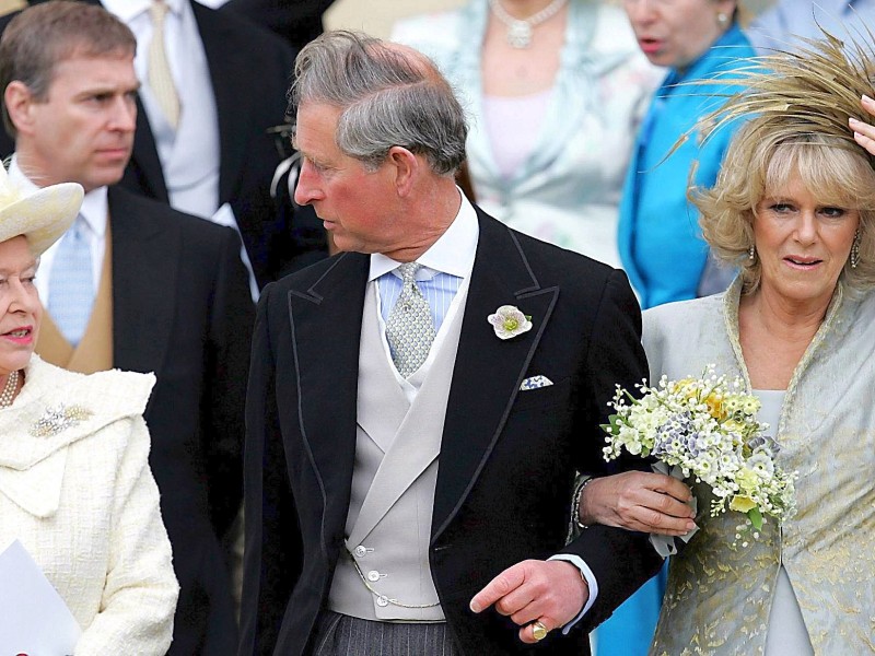 Knapp acht Jahre nach dem Tod Dianas heiratete auch Prinz Charles wieder. Am 9. April 2005 ging es mit Jugendliebe Camilla Parker-Bowles vor den Traualtar.
