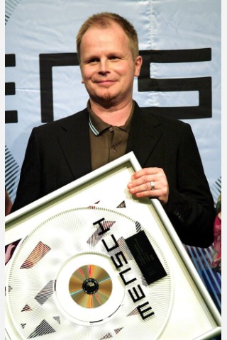 Er verarbeitet seine Trauer auf dem Erfolgswerk „Mensch“, mit mehr als drei Millionen verkauften Einheiten das erfolgreichste Album in Deutschland seit 1975.