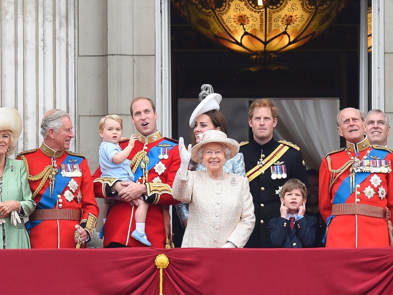 Dann wird sich auch wieder die königliche Familie dem Volk zeigen – die vier Kinder der Queen – Prinz Charles, Prinzessin Anne, Prinz Andrew (Duke of York) und Prinz Edward (Earl of Wessex) – und einige der acht Enkel und fünf Urenkel.
