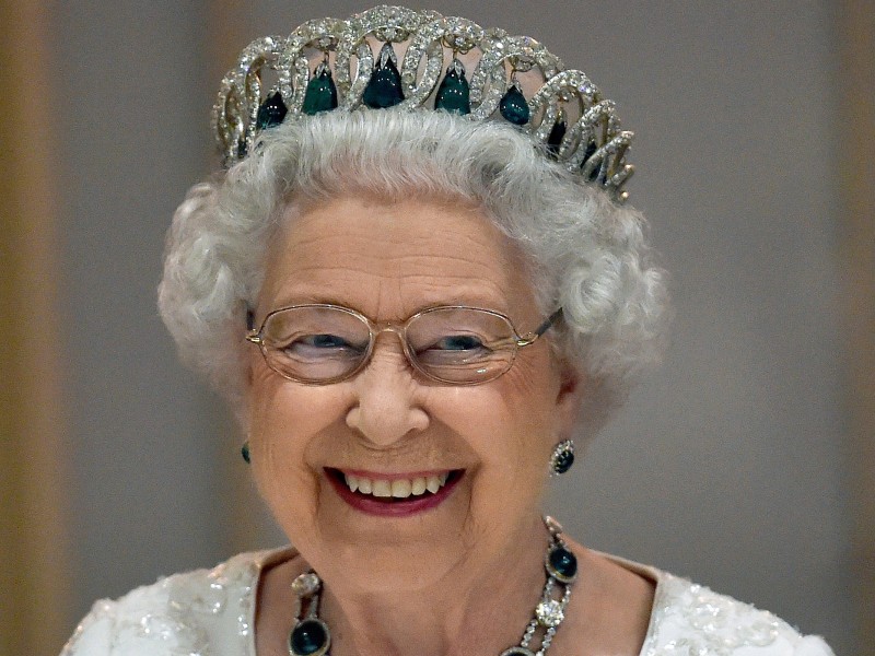 Elizabeth II. ist Königin des Vereinigten Königreichs Großbritannien und Nordirland sowie Staatsoberhaupt der Commonwealth-Staaten, zu denen neben anderen Ländern Kanada, Australien und Neuseeland gehören.