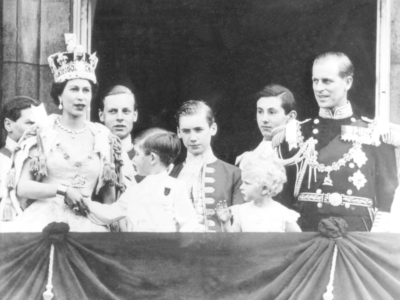 Nach der Krönungszeremonie zeigte sich die frischgebackene Königin Elizabeth II. mit den Kindern Prinz Charles, Prinzessin Anne sowie Ehemann Prinz Philip, Herzog von Edinburgh, auf dem Balkon des Buckingham Palastes.