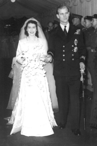 Am 20. November 1947 heiratete Prinzessin Elizabeth den deutsch-griechisch-dänischen Leutnant Philip Mountbatten und setzte sich damit gegen den Willen ihrer Eltern durch. 