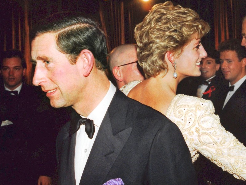 Elizabeth II. ist durchaus ein Familienmensch, trotz der aufsehenerregenden Skandale der königlichen Familie in den 90er Jahren und den dadurch entstandenen internen Konflikten. Beliebtes Medienthema war damals die Ehe von Charles und Diana – und deren Affären.