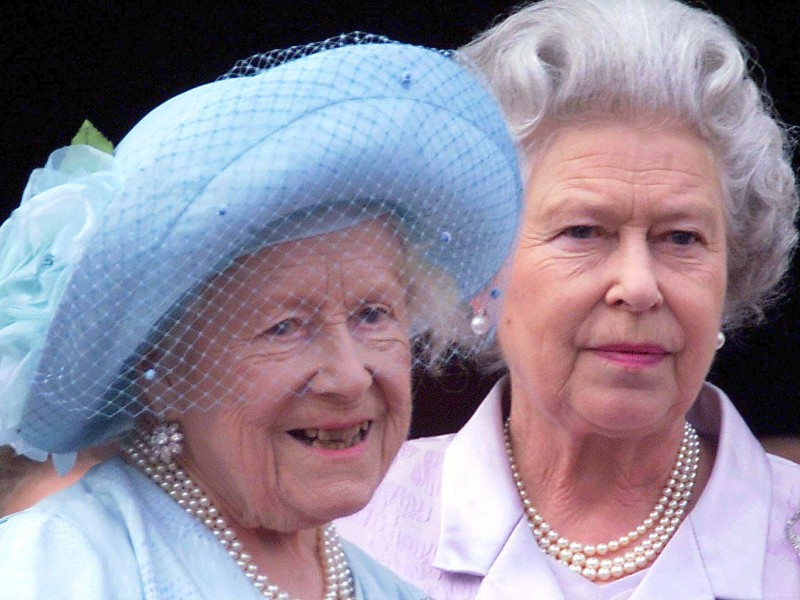 2002, genau am 30. März, trauert die Königin um ihre Mutter Elizabeth. Zwei Jahre zuvor hatte „Queen Mum (links) noch ihren 100. Geburtstag gefeiert.