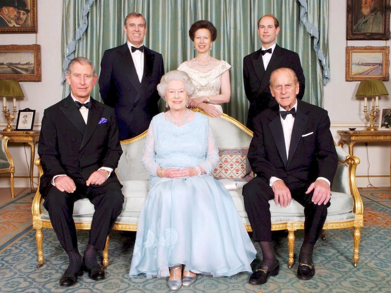 Immer an ihrer Seite: Prinz Philip. Die beiden sind inzwischen 69 Jahre lang verheiratet. 2007 feierten sie Diamanthochzeit. Auf dem Foto sind die beiden mit den Kindern Prinz Charles (links unten), Prinz Andrew, Prinzessin Anne und Prinz Edward ( von links) zu sehen.