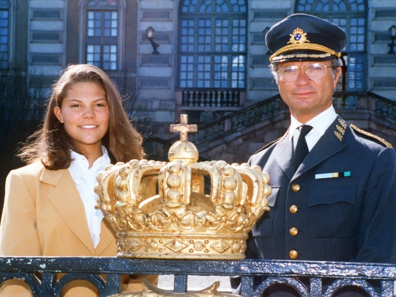 Ein stolzer Vater mit seiner ältesten Tochter – und aller Voraussicht nach der nächsten schwedischen Königin – im Jahr 1993 auf dem Gelände des königlichen Schlosses in Stockholm.