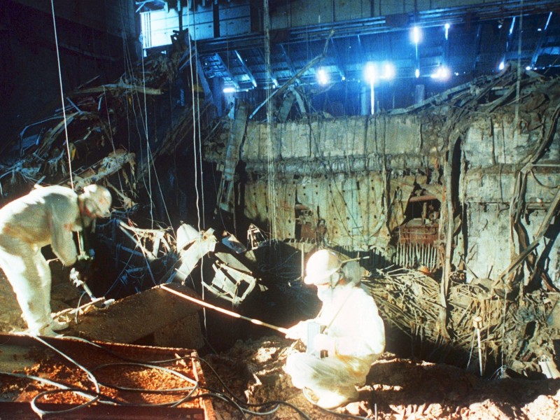Bergungsmannschaften bei Aufräumarbeiten nach der Reaktorkatastrophe 1986: Rund vier Minuten nach der Explosion waren die ersten Feuerwehrleute vor Ort. Sie trugen keine Schutzkleidung. Viele überlebten die Katastrophe nur um wenige Wochen.