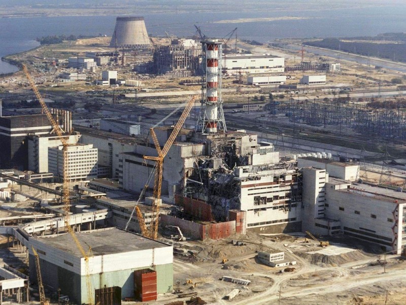 Es war der bisher schwerste Unfall in einem Atomkraftwerk, der Super-GAU: Am 26. April 1986 geriet ein Versuch im ukrainischen Kraftwerk Tschernobyl außer Kontrolle, sodass der Reaktorkern zerstört und das Kraftwerksgebäude schwer beschädigt wurde. Durch die Explosionen wurde eine extrem große Menge Radioaktivität freigesetzt.