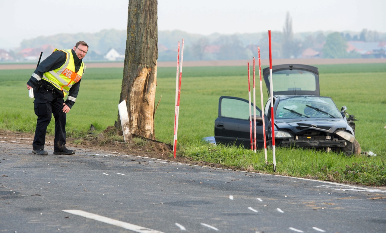 Der Wagen war gegen einen Baum geprallt und dann im Acker zum Liegen gekommen. 