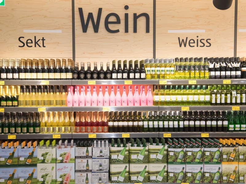 Der Markt in Unterhaching gilt als Vorzeigemarkt innerhalb der Aldi-Gruppe. Produkte werden dort nicht mehr durch hängende Preisschilder, sondern durch deutliche Schriftzüge an den Wänden präsentiert.
