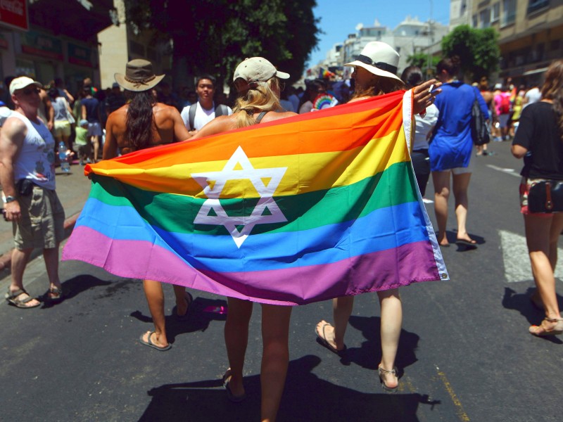 In Tel Aviv in Israel zeigte sich eine junge Frau mit Regenbogen-Fahne und Davidstern. 