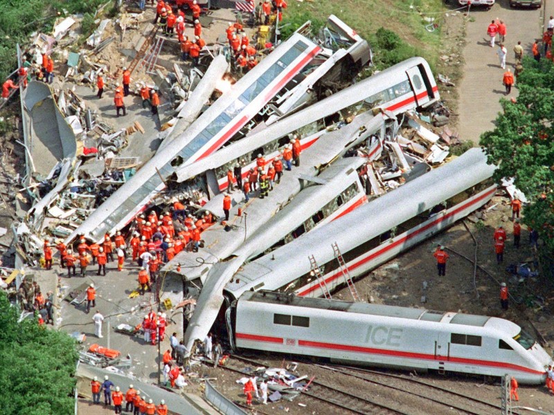 Am Vormittag des 3. Juni 1998 entgleiste der Intercityexpress 884 „Wilhelm Conrad Röntgen“ mit Tempo 200 bei Eschede in Niedersachsen, prallte gegen eine Betonbrücke und zerschellte.