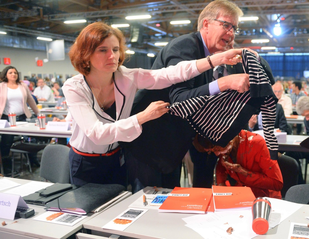 Nach einem Angriff decken die Parteivorsitzende Katja Kipping (l.) und der Fraktionsvorsitzende im Bundestag, Dietmar Bartsch, Wagenknecht ab.