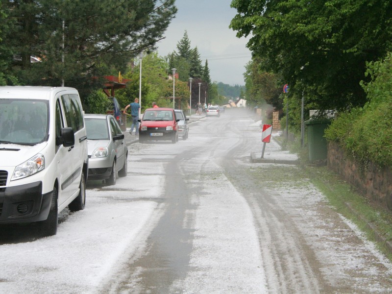 Auch in Bayern hat „Elvira“ gewütet. Das Sturmtief hinterließ nicht nur Schlamm und Überschwemmungen, sondern auch große Hagelkörner, wie hier in Ansbach.