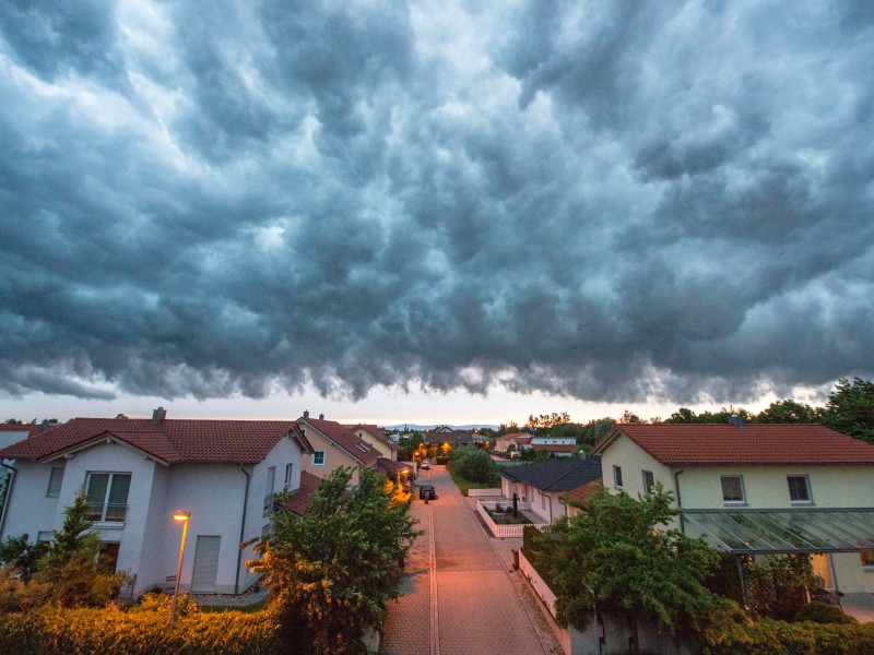 Dunkle Gewitterwolken zogen am Sonntagabend auch über Straubing (Bayern).