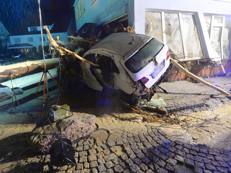 Wucht der Wassermassen: Zwei Autos wurden in Braunsbach an eine Hauswand gespült.