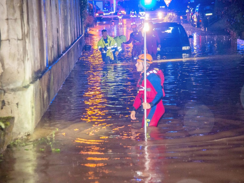 Feuerwehrmänner im Einsatz in einer überschwemmten Unterführung in Schwäbisch Gmünd.
