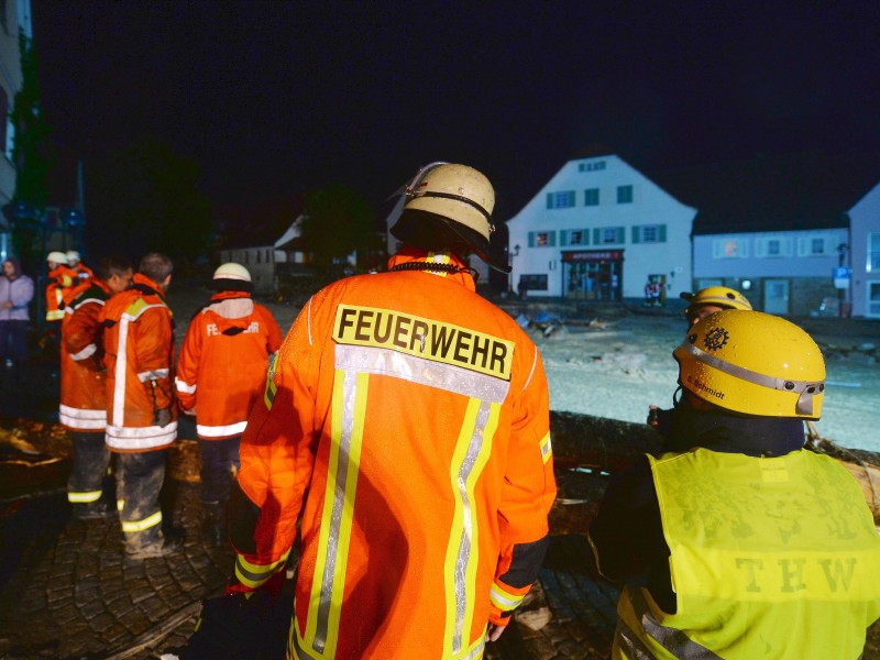 Feuerwehrleute beim Einsatz in der Ortsmitte von Braunsbach.