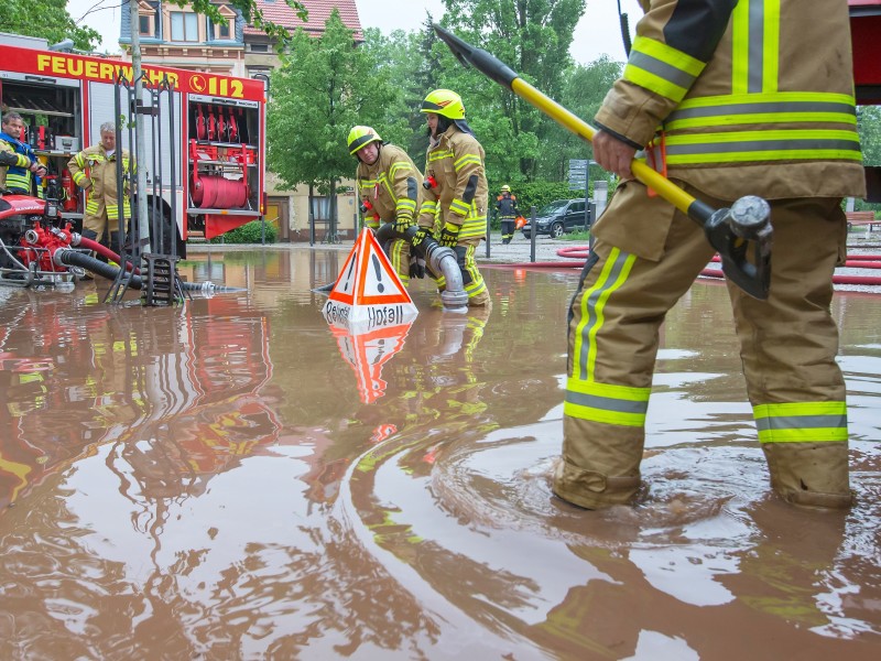 Im thüringischen Ilmenau pumpen Feuerwehrleute die Wassermassen ab. An vielen Orten der Universitätsstadt sorgten Niederschläge mit Gewitter und Hagel für Überschwemmungen.