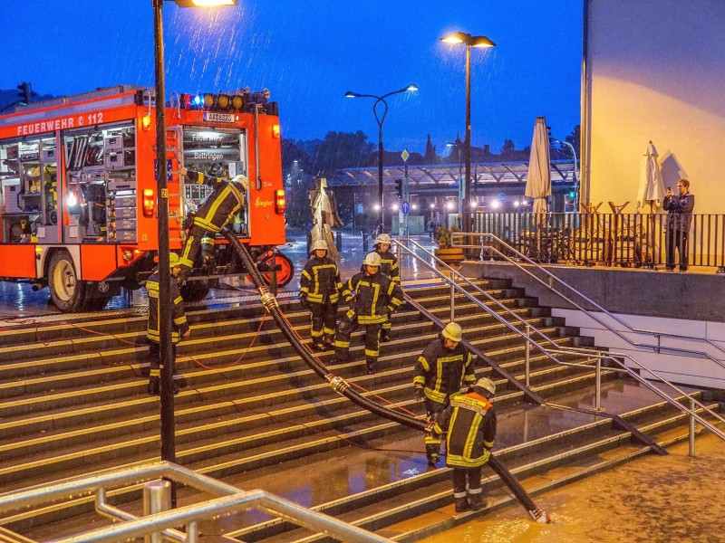 In Schwäbisch Gmünd saugen Feuerwehrmänner Wasser und Schlamm aus einer Unterführung. Nach den starken Regenfällen ...