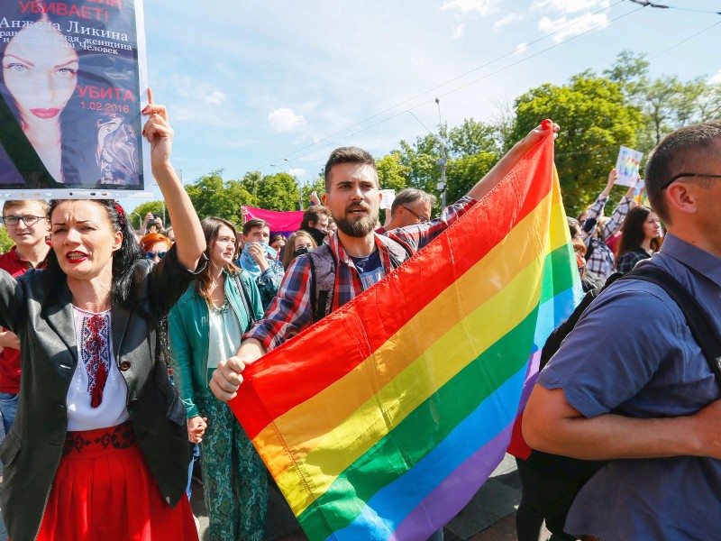 Bei dem Umzug in Kiew in der Ukraine zeigte ein Teilnehmer die Regenbogen-Fahne – das Symbol der Homosexuellen-Bewegung.