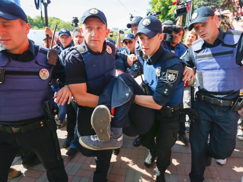 Ein Demonstrant wurde von der ukrainischen Polizei festgenommen. 