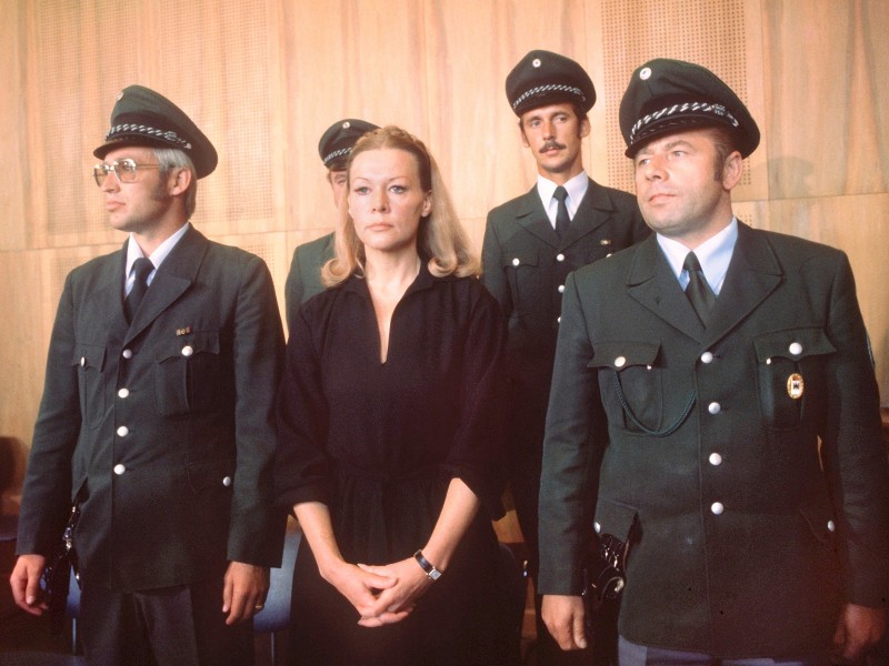 Im Affekt erschoss sie in der Nacht vom 2. auf den 3. Februar 1977 ihren damals 33-jährigen Geliebten, den Finanzmakler Klaus Knaths. Am 27. Juli 1977 wurde sie wegen Totschlages in München zu einer Haftstrafe von 7 Jahren verurteilt, wovon sie weniger als 5 Jahre verbüßte. 1982 wurde sie wegen guter Führung entlassen. 
