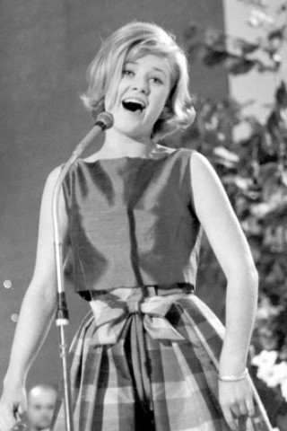 ... trat sie bereits 1963 bei den Deutschen Schlagerfestspielen im Kurhaus in Baden-Baden auf und gewann den ersten Preis. Eine große Karriere auf dem deutschen Schlagermarkt begann. 
