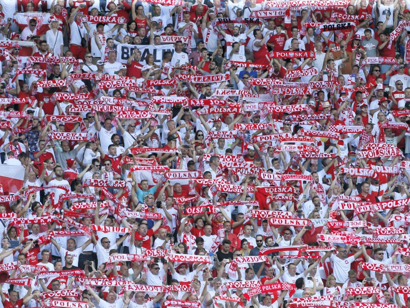 Im Achtelfinale traf am Samstag Polen auf die Schweiz. Die polnischen Anhänger hielten Fan-Schals in die Höhe.
