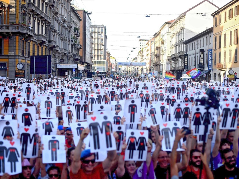 In Mailand demonstrierten die Menschen für Freiheit in der Liebe. Auf Plakaten zeigten sie, dass alle Formen der Partnerschaft möglich sind. 