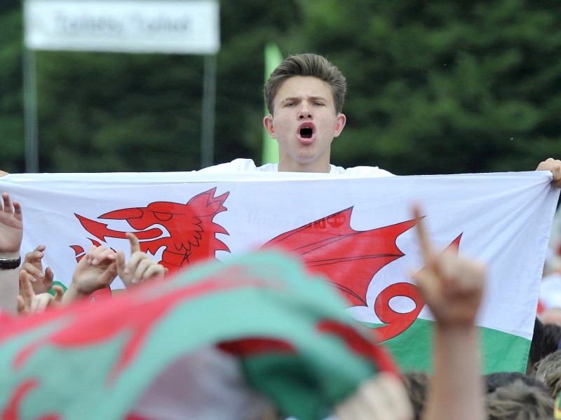 Zu Hause in Cardiff kommen die walisischen Fans beim Public Viewing zusammen.
