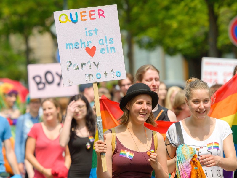 „Queer ist mehr als ein Partymotto“ steht auf dem Schild dieser Teilnehmerin in Weimar – und verweist auf den politischen Anspruch des Christopher Street Day: Gleichberechtigung für sexuelle Minderheiten. 