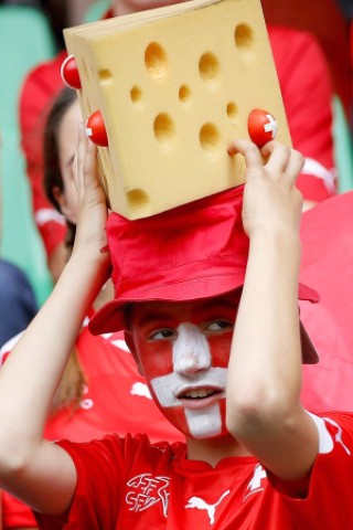 Auch typisch schweizerische Kopfbedeckungen in Form eines Käsestücks durften nicht fehlen.