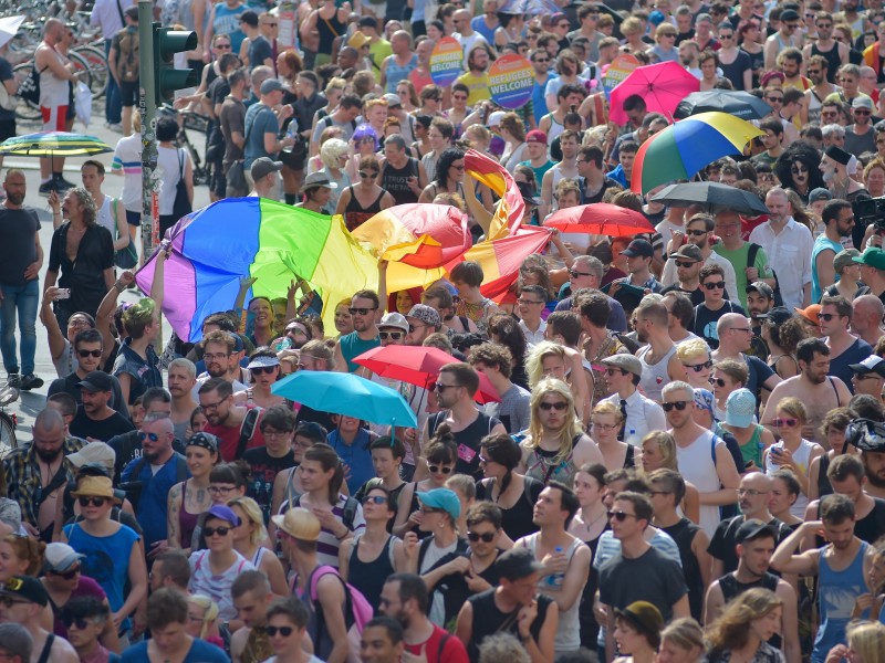 Und auch in Deutschland demonstrierte man für gleiche Rechte für Lesben, Schwule, Bi-, Trans- und Intersexuelle (LGBTI). In Berlin führte der Umzug durch Kreuzberg.