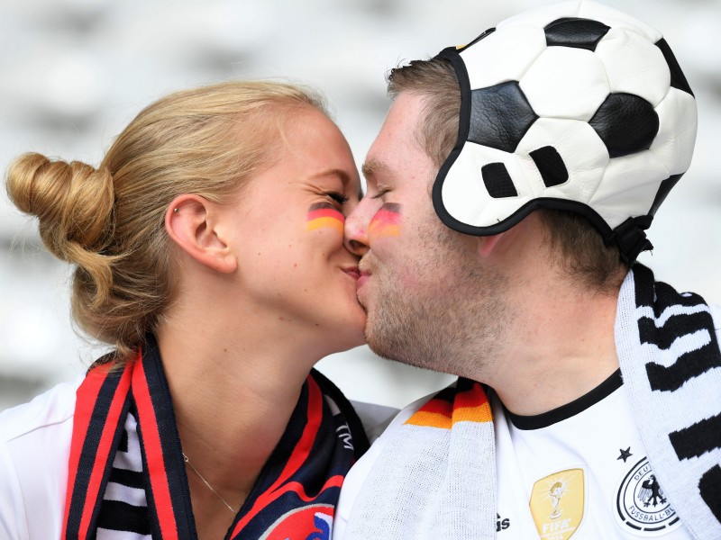 Die Stimmung unter den deutschen Fans war gut. Für jedes Tor gab es da auch ein Küsschen.