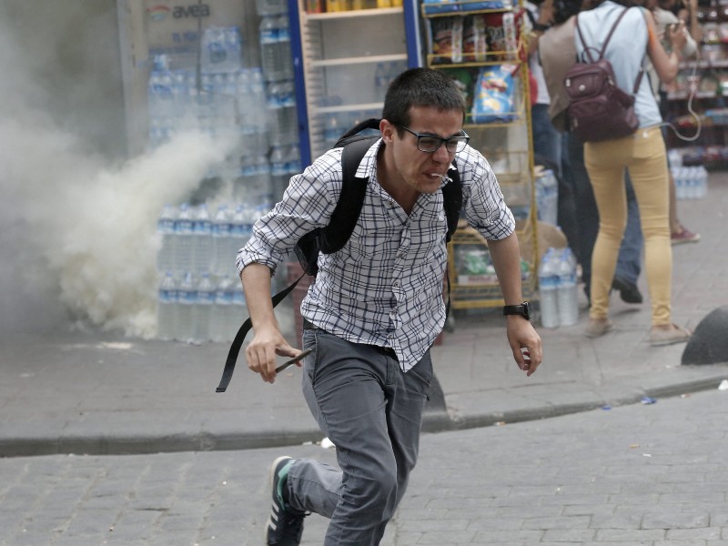 Als die Polizei mit Tränengas auf die Demonstranten in Istanbul schoss, rannte dieser Mann, um Schutz zu suchen.