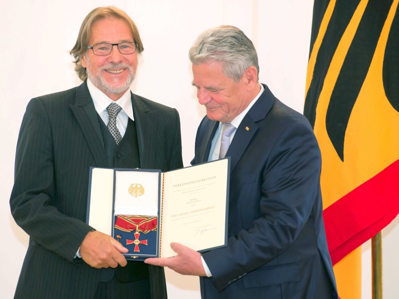 Bundespräsident Joachim Gauck (r.) hat 2014 im Schloss Bellevue in Berlin George mit dem Verdienstorden ausgezeichnet.