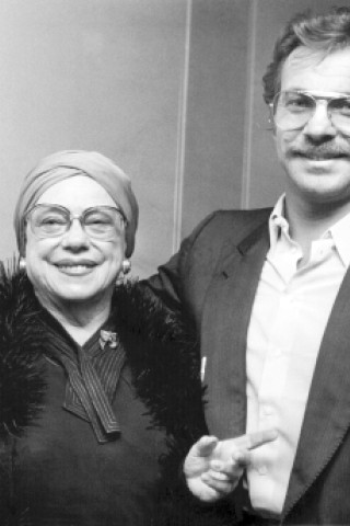 Götz Georges Mutter, die Schauspielerin Berta Drews, starb 1987. Hier war er 1986 noch mit ihr zu Gast bei einem Theaterempfang in Berlin. 