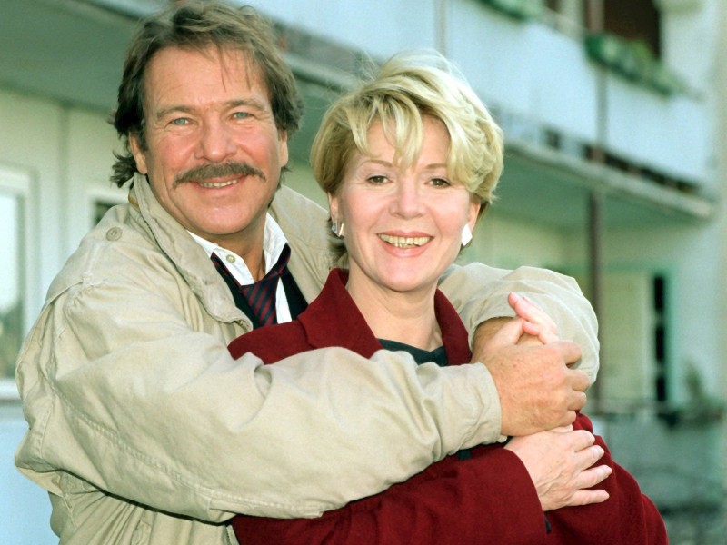 Ab 1981 stand Götz George als Schimanski vor der Kamera. Hier ist er mit seiner Schauspielpartnerin Christiane Hörbiger zu sehen.