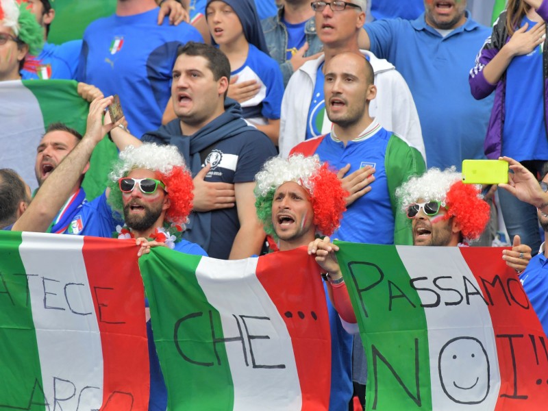 Zuvor hatten die italienischen Fans ihr Team in Paris lautstark angefeuert.