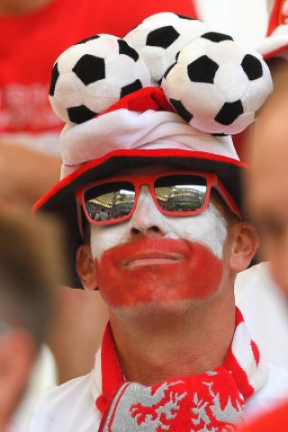 Nur Fußball im, äh, auf dem Kopf: Dieser polnische Fan zeigte sich vor dem Viertelfinale seiner Nationalmannschaft gegen Portugal in Marseille voller Vorfreude.
