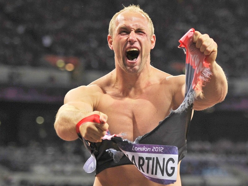 Muskelpaket und Diskus-Werfer Robert Harting aus Deutschland zerriss sein Trikot nach dem Gewinn der Goldmedaille bei den Olympischen Spielen 2012 in London.