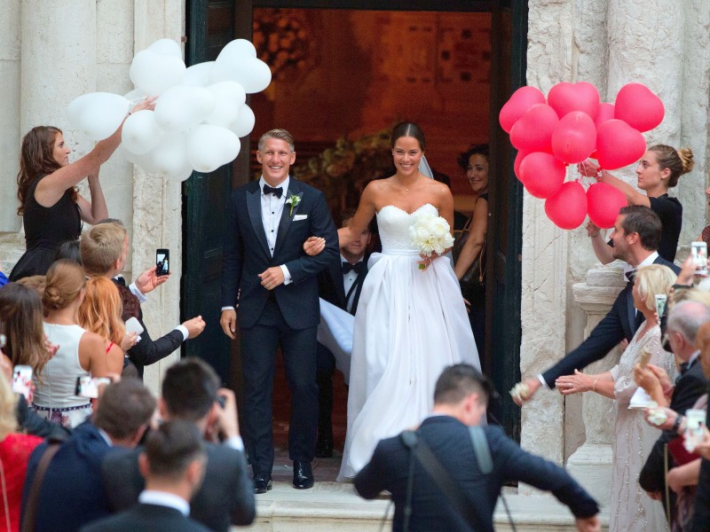 Der Fußball-Nationalspieler Bastian Schweinsteiger hat seiner Freundin Ana Ivanovic in Venedig am Dienstag das Ja-Wort gegeben.