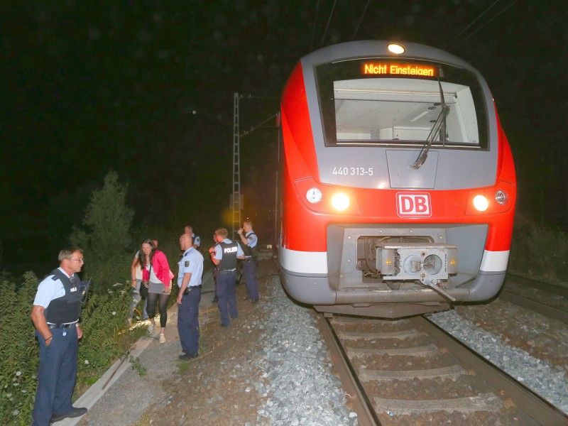 Ein 17-jähriger Flüchtling aus Afghanistan hat in einem Regionalzug Fahrgäste mit Axt und Messer attackiert. Der Zug hatte das Ziel Würzburg fast erreicht, als der Täter losschlug.