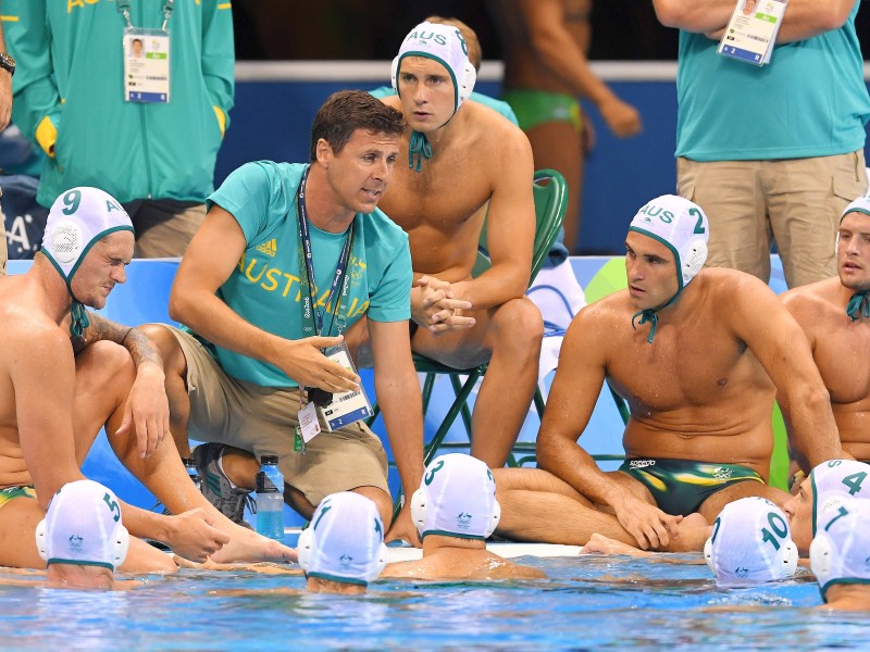 Trotz lustiger Mützchen kein unangenehmer Anblick: Die Jungs der australischen Wasserball-Mannschaft. Und auch ...