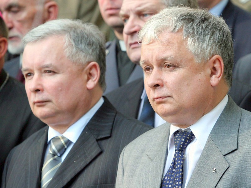 Jaroslaw (l.) und Lech Kaczynski wurden am 18. Juni 1949 in Warschau geboren: Einst waren die Zwillinge die mächtigsten Männer Polens. Nachdem Lech zum Staatsoberhaupt gewählt wurde, war Bruder Jaroslaw 2006 bis 2007 Ministerpräsident. Lech starb 2010 bei einem Flugzeugabsturz.